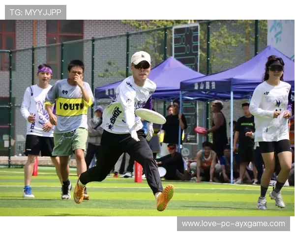 飞盘队员赛后用飞盘当盘子吃饭成热点